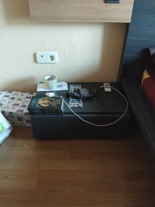 Cama doble con mesitas de noche