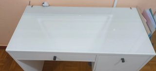 Escritorio blanco con cajón y puerta