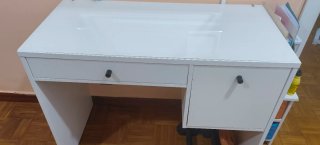 Escritorio blanco con cajón y puerta