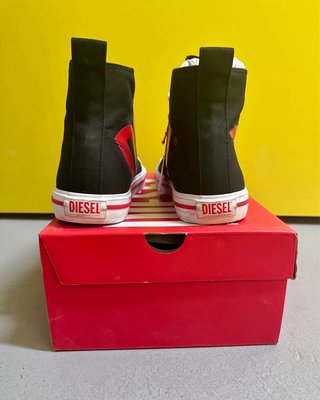 Zapatillas altas Diesel negras y rojas