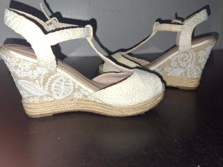 Sandalias cuña beige y blanco