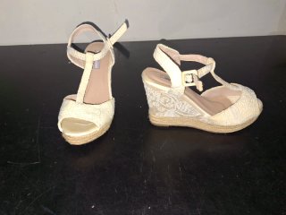 Sandalias cuña beige y blanco