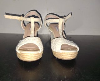 Sandalias cuña beige y blanco