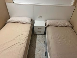 Habitación doble individual con mesita