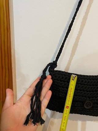 Bolso negro con botón hecho a mano