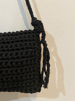 Bolso negro con botón hecho a mano