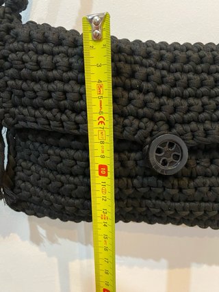 Bolso negro con botón hecho a mano