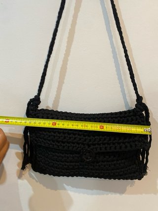 Bolso negro con botón hecho a mano