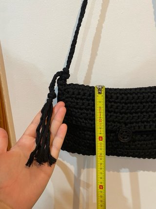 Bolso negro con botón hecho a mano