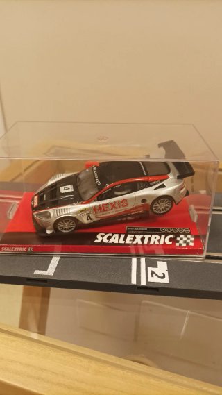 Envío Aston Martin DBR9 GT3 scalextric analogico