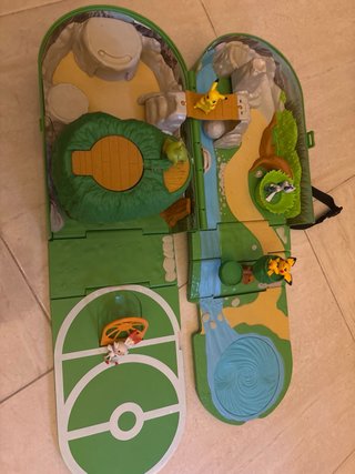 Mochila Pokémon Verde y muñecos