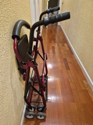 Andador Plegable 4 Ruedas dobles. Freno de carga.