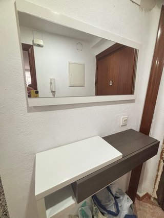 Mueble recibidor blanco y marrón Y espejo
