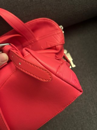 Bolso Desigual solo un desperfecto ver imagen.