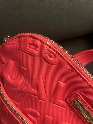 Bolso Desigual solo un desperfecto ver imagen.