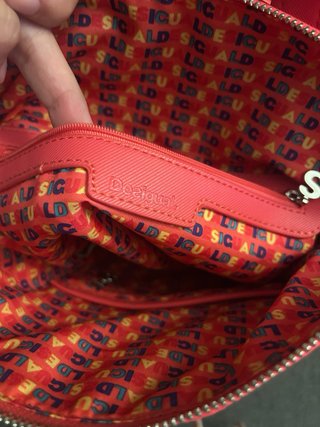 Bolso Desigual solo un desperfecto ver imagen.