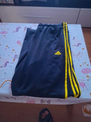 Pantalón de chándal Adidas negro y amarillo