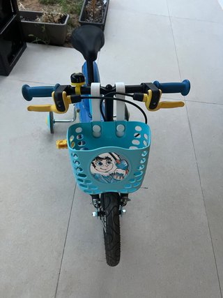 Bicicleta infantil azul con cesta