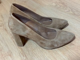 Zapatos de tacón miMao beige ante