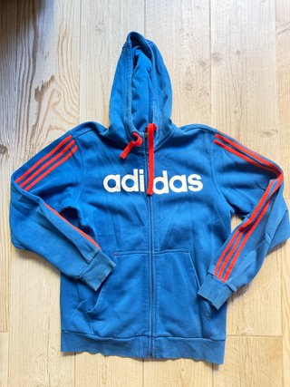 Chaqueta Adidas con capucha azul y roja