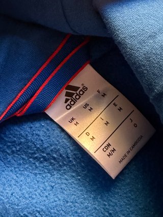 Chaqueta Adidas con capucha azul y roja