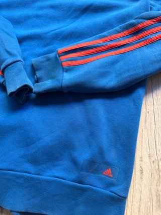 Chaqueta Adidas con capucha azul y roja