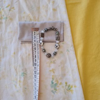 Bracciale con perle e ciondoli