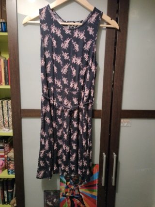 Vestido estampado floral negro y rosa