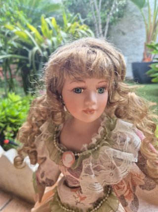 Vecchie bambole di porcellana alte 60 cm