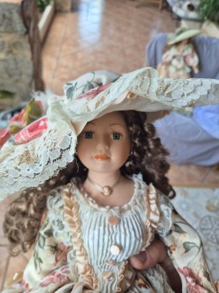 Vecchie bambole di porcellana alte 60 cm