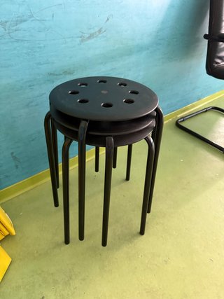 Banqueta de plástico negra apilable