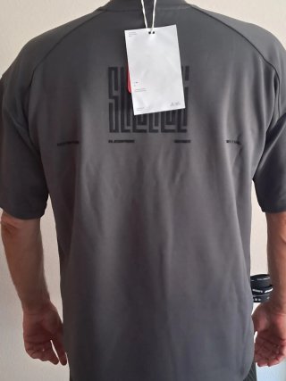 Chándal gris hombre. Camiseta y pantalon corto