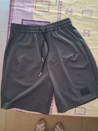 Chándal gris hombre. Camiseta y pantalon corto