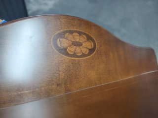 Perchero de madera con ganchos dorados.
