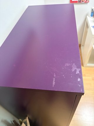Cómoda morada de madera