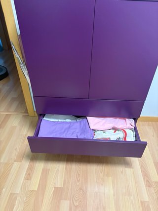 Cómoda morada de madera