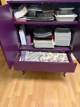 Cómoda morada de madera