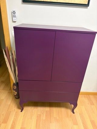 Cómoda morada de madera