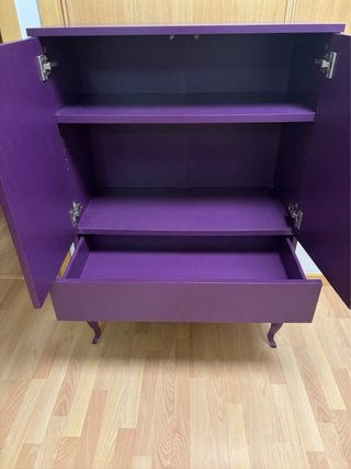 Cómoda morada de madera