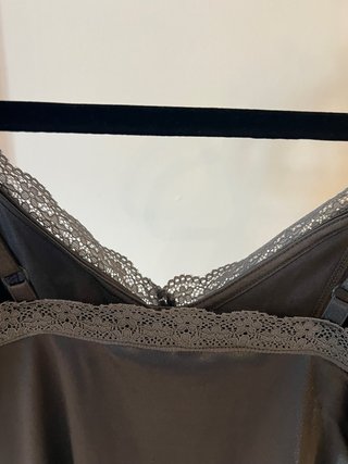Vestido lencero gris con encaje