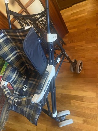 Carrito de bebé a cuadros