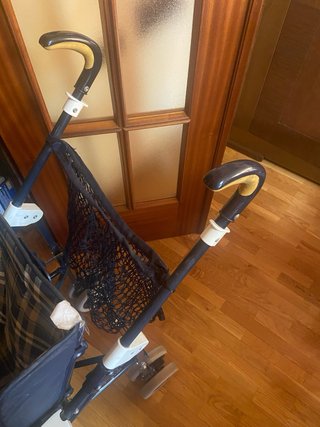 Carrito de bebé a cuadros