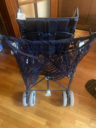 Carrito de bebé a cuadros