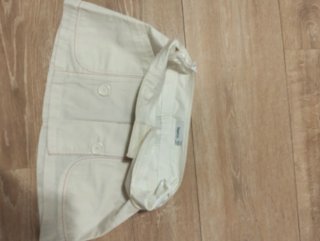 Falda corta blanca con botones