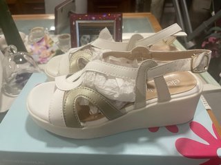 Sandalias de cuña mujer doradas y blancas