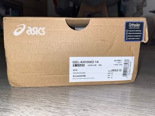 Zapatillas Asics plateadas y blancas