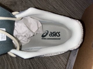 Zapatillas Asics plateadas y blancas