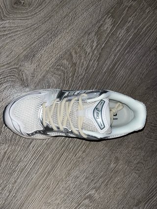 Zapatillas Asics plateadas y blancas