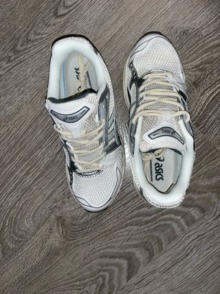Zapatillas Asics plateadas y blancas