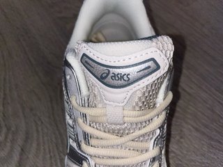 Zapatillas Asics plateadas y blancas